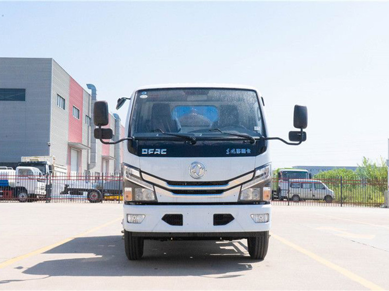 藍(lán)牌東風(fēng)多利卡5方勾臂垃圾車(chē)